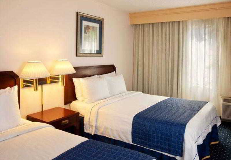 Courtyard By Marriott Houston Hobby Airport Hotel Exterior photo